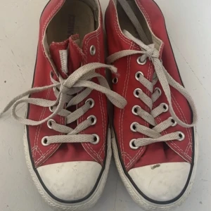 Röda converse  - Fina låga röda converse i bra skick. 