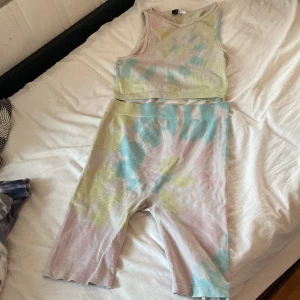Tie die set❤️ - Tie die set från hm ❤️Jättefint, byxorna är s, men lite stora så passar mer m, toppen är s❤️