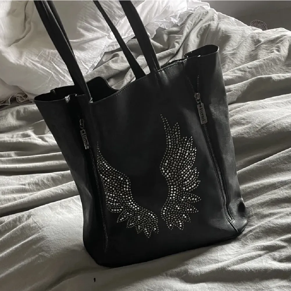 Säljer denna populära väska med diamant vingar ❤️säljer då den inte kommer till användning, många intresserade så buda gärna!. Väskor.