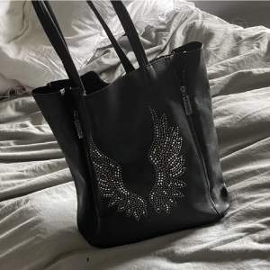 Säljer denna populära väska med diamant vingar ❤️säljer då den inte kommer till användning, många intresserade så buda gärna!