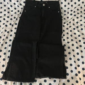 Svarta jeans - Svarta jeans med slits
