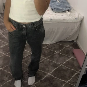 Low waist jeans. - Säljer dessa otroligt snygga low waist baggy jeans då de ej kommer till användning. Passar perfekt på mig som är XS/S i byxor men passar även M skulle jag säga. Går att styla till seriöst allt. Pris går att diskutera 💛MÖTS UPP I STOCKHOLM.
