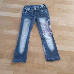 Ett par lågmidjade crazy age jeans med rosa detaljer💋 !OBS! De är små, storlek XXS och rekomenderas för folk under 158 med korta ben, jag är 161 och de va lite för korta för mig💗 inga returer🤍 endast provat en gång💋
