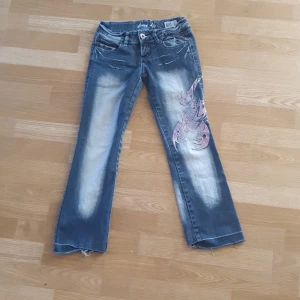 Lowrise crazy age jeans - Ett par lågmidjade crazy age jeans med rosa detaljer💋 !OBS! De är små, storlek XXS och rekomenderas för folk under 158 med korta ben, jag är 161 och de va lite för korta för mig💗 inga returer🤍 endast provat en gång💋