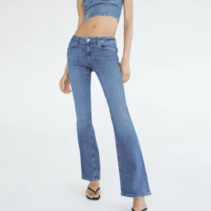 Zara low waist bootcut - Säljer dessa low waist byxor från Zara.  Endast testade men tyckte inte de passa mig🤍 Gratis frakt genom plick just nu!!