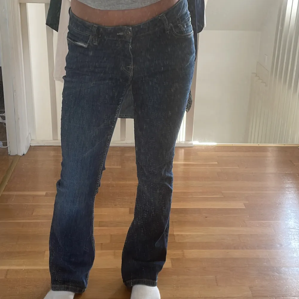 Lågmidjade bootcut jeans. Det står att det är storlek 40 men jag skulle säga att det inte stämmer då dem passar mig som annars brukar ha 36 i byxor💗 Fri frakt. Jeans & Byxor.