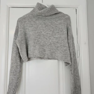 Stickad tröja - Stickad tröja med hög hals. Superfin och skön nu inför hösten! Står ingen storlek i tröjan men sitter som en S