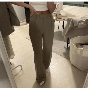 Beiga kostymbyxor  - Säljer mina oanvända kostymbyxor från Nakd, marije Zuurveld kollektion🩷 Lapparna kvar (Jag är 160 lång)