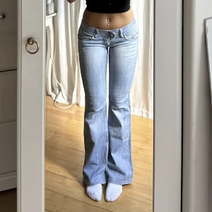 Lågmidjade bootcut jeans - Vintage från R.Marks. Midja 75 innerbenet 78. Köpt hör på plock för 500kr och säljer för 250. Tjejen på bilden är 1.65. Passa på nu när det är fri frakt också 😌💖