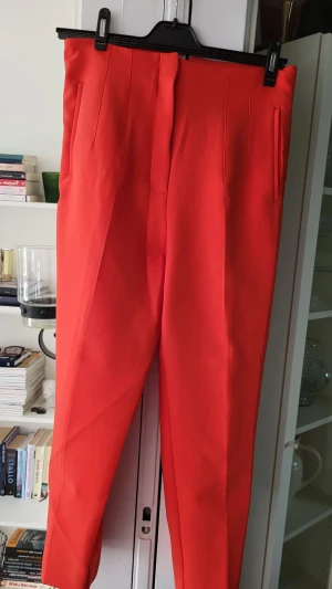 Färgglada byxor  - Byxor från zara i nyskick! Ställ gärna frågor om du har några funderingar!