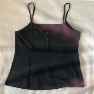 Svart linne med knappar - Jättesött svart linne från brandy melville i storlek one-size, men passar XS-S💘 Den har svarta små knappar på framsidan som man kan knäppa upp. Fråga om frakt.