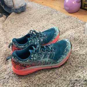 Löpskor - Säljer dessa löpskor då de är för stora för mig, de är i märke Asics. De är använda fåtal gånger men det är inte märkbart slita då jag använt de mycket lite.  Nypris: ca 1500