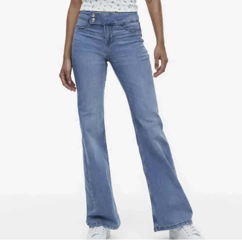 Lågmidjade bootcut jeans från H&M 💙. Jeans & Byxor.