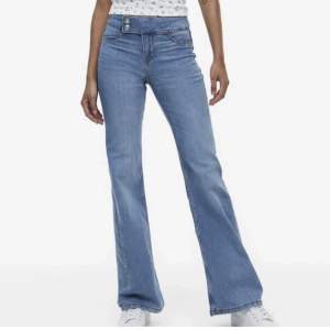 Lågmidjade bootcut jeans från H&M 💙