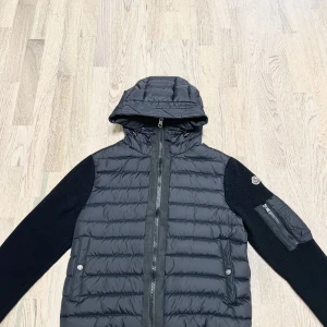 Moncler cardigan (M) - En jätte fin Moncler cardigan som är nu till salu. Jackan säljs pågrund utav att den har blivit för liten för mig då jag inte har den till någon andvändning.  Storlek M passar även (s) liten i storlek Skick- 10/10  Har ni några funderingar skriv privat.  