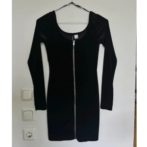 Svart Festklänning  - Nyskick. Sitter otroligt tight, passar till nyårsfesten. Strl 34.