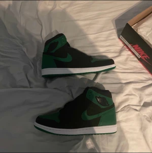 Air Jordan 1 High Pine green - Tja, säljer dem här aldrig använda jordansen, köpte dem för cirka 2-3 år sedan kvitto finns och extra skosnören.