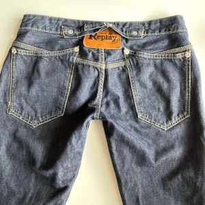 Replay jeans! - Lågmidjade raka/lite bootcut jeans. Väldigt långa passar mig som är 176!