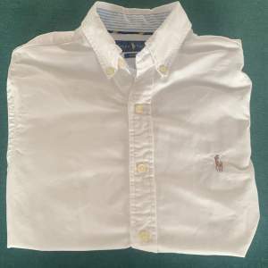 Hej, jag säljer nu min fina vita Ralph lauren skjorta med blå-vita detaljer i storlek Xs. Den har inga märken eller liknande och har tyvärr inte kvitto kvar.