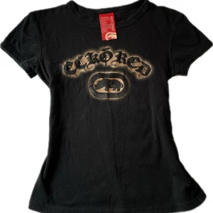 Baby tee  - fin svart vintage t-shirt med tryck på. XS/S. 