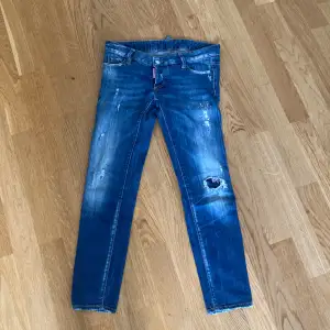 Lågmidjade dsquared2 jeans  Storlek: 42 (italiensk storlek) 