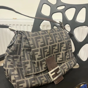 Vintage Fendi väska  - Fendi väska, köpt vintage på miinto för ca 6 månader sedan för 9000kr. Finns inte kvitto eller äkthetsbevis tyvärr.  Alla skönhetsskador syns på bilderna.  Är absolut flexibel på priset, det är inte ristat i sten. 