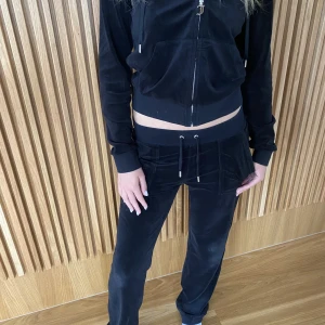 Svart juicy couture set - Jag säljer detta för att jag aldrig får någon användning av det. Tycker det är jättefint men använder aldrig.