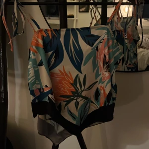 Zara top  - En top från zara med färgar mönster. Aldrig använt. Skjuter ara band. 