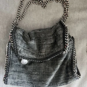 Stella McCartney väska  - Jättefin väska från Stella McCartney! Väskan är äkta, har dock inget äkthetsbevis då jag köpte den av en tjej på Plick, men jag har kollat upp väskan i butik och den är äkta :) Lägger ut annonsen igen pga inget svar från tidigare köpare. 