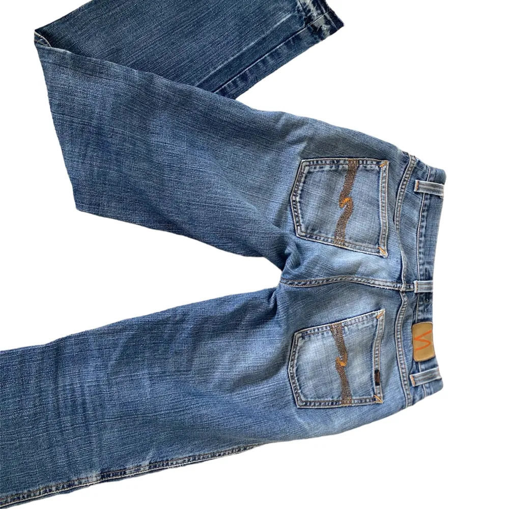 Köpta på en loppis för ungefär ett halvår sedan och sparsamt använda. De är lågmidjade och bootcut/raka. Vid fickan är det lite slitet men ingenting som ”förstör” då det finns mycket tyg där, även ett hål på höger ben!💓Priset kan diskuteras! . Jeans & Byxor.