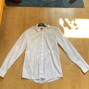 Vit skjorta  - Inga fläckar, säljer eftersom den inte är min stil. 7 knappar, Hugo boss 