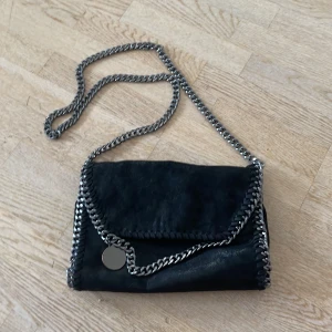 Väska - Säljer denna Stella McCartney liknande väska! 🤍  Frakt tillkommer