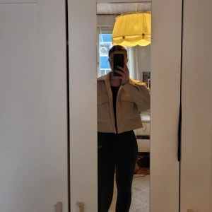 Jacka - Kort kappa från h&m men gulligt "fluff"