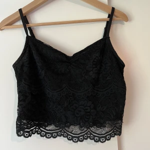 Spetstopp - Kort spetstopp i nyskick, storlek S