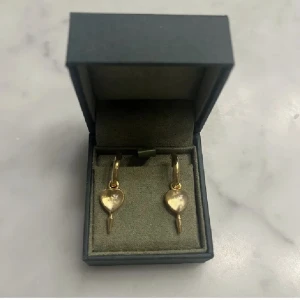 Maria Nilsdotter - single love - Single Love örhängen som ej finns kvar att köpa. I guld med Citrin💓🩷  Så vackra men behöver pengarna🫠 (TAR EJ BYTEN)