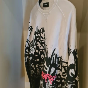 Dsquared2 tröja - Jätte fin tröja från lyxmärket Dsquared2.   Ny pris 4500 kr