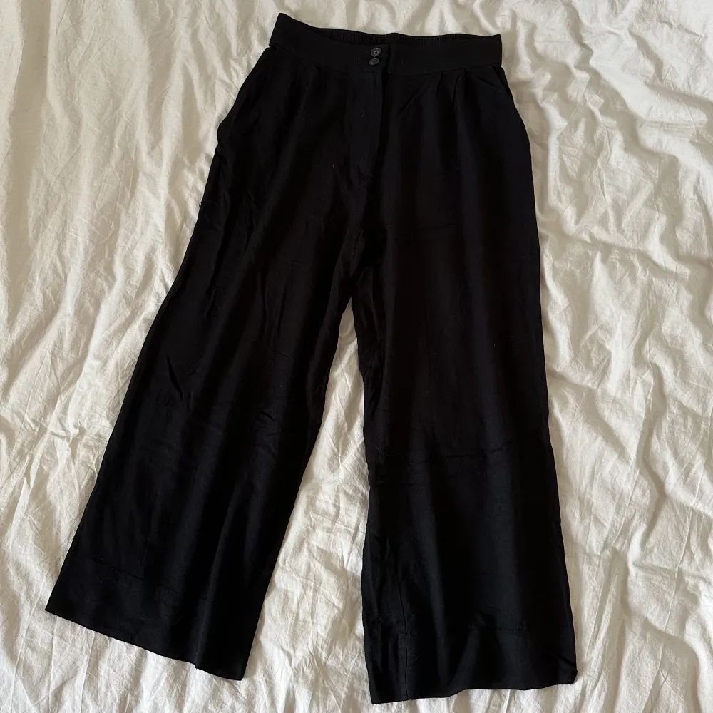 Svarta tygbyxor från h&m 🖤 liknar kostymbyxor, jätte fint skick då de knappt är använda! . Jeans & Byxor.