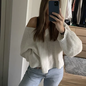 Stickad tröja - En mysig stickad tröja ifrån GinaTricot. Är i storlek xs men den är så oversized så sitter som en medium skulle jag säga 💗 välanvänd men i bra skick!