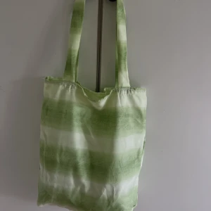 Tygväska - Syr tygväskor i tre olika färger(se bild 3) av secondhand tyger😊 Skriv vilken av tygerna ni vill ha som väska så fixar jag!