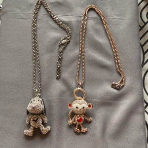 Halsband  - Säljer två halsband för 45 kr/st 