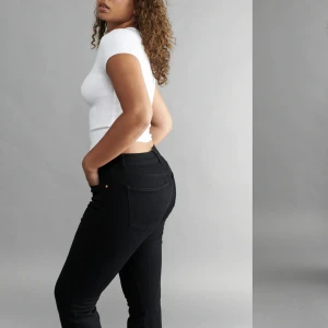 Lågmidjade jeans - Ett par lågmidjade svarta jeans ifrån Gina som aldrig har används, Då jag bara har testat de. 