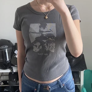 Brandy Melville tröja - En tröja från Brandy Melville, säljer för att jag nästan aldrig använder den. Den är alltså i väldigt bra skick:)  Köparen står för frakt! Kolla gärna min profil för fler brandy plagg och annat 💓