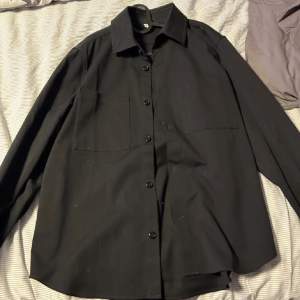 Säljer denna helt nya overshirt från arket då den är för liten. Nypris var 899kr, använd 2 gånger. Hör av dig vid intresse eller fler frågor 😊