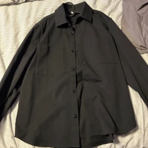 Arket overshirt - Säljer denna helt nya overshirt från arket då den är för liten. Nypris var 899kr, använd 2 gånger. Hör av dig vid intresse eller fler frågor 😊
