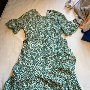 säljer denna gröna blommiga klänningen från vera moda. 