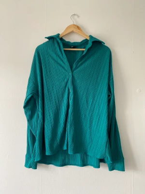 Set - Set med skjorta och byxor. Köparen står för frakten. 