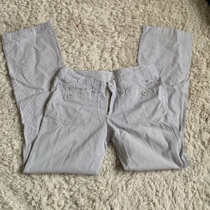 Byxor - Randiga byxor. Midja-37cm. Ytterbenslängd-94cm