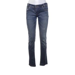 Jeans diesel  - Köpte på sellpy, storlek 30. De är från diesel. Klippt en egen slit där nere på jeansen. 
