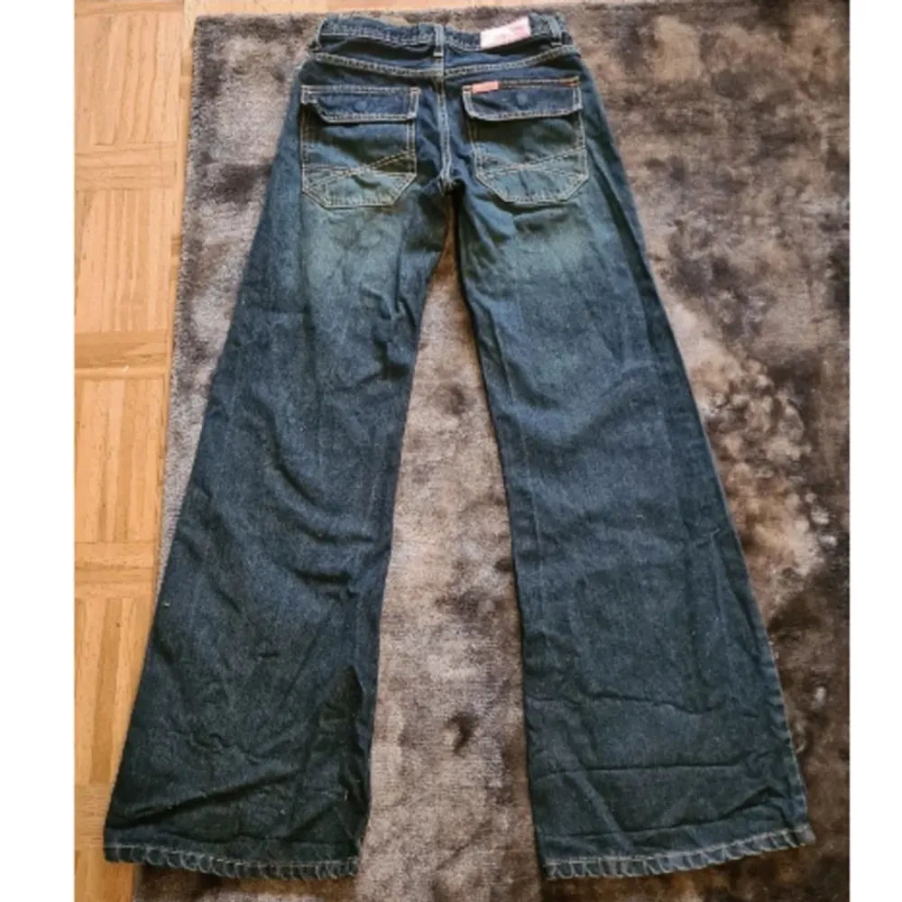 Ett par mid waist  baggy byxor i Perfect skick med rosa detaljer och super fina bakfickor ,priset är diskuterbart så kom med förslag☺️. Jeans & Byxor.