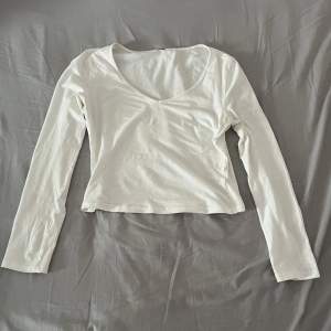En vit långärmad tröja. Inga defekter använts några gånger men är i mycket bra skicka🫶🏼 skriv om ni har frågor säljer en grå också. Priset kan diskuteras om ni vill köpa båda samtidigt🫶🏼